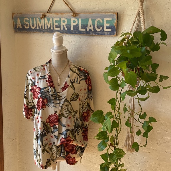 🎉 BISHOP ST HAWAIIAN FLORAL TOP‼️ - Picture 2 of 12
